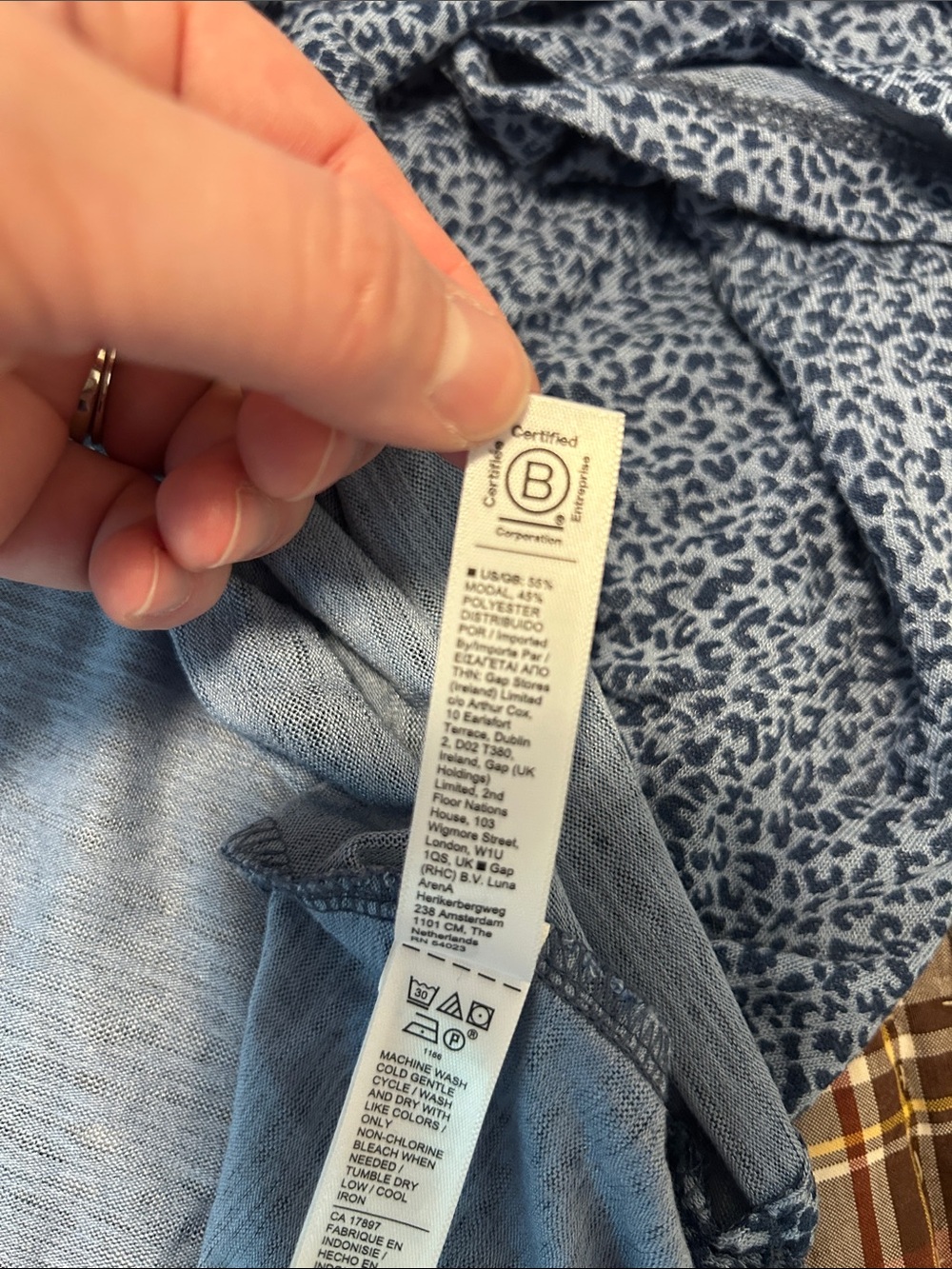 Athleta Blue Animal Print V-Neck Short Sleeve Tee Size Large - Picture 6 of 6